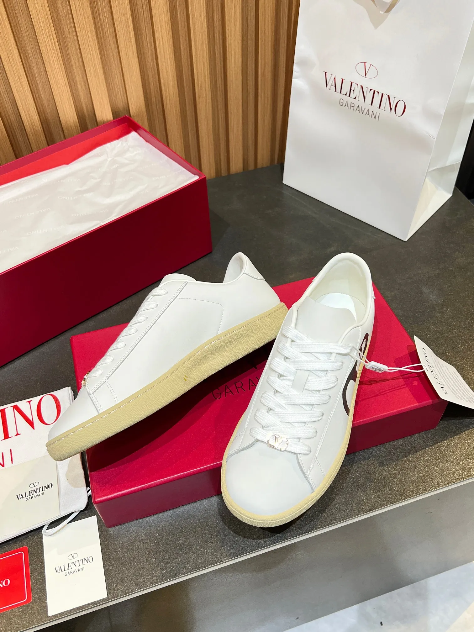 [Valentino] P: 640💰 Couple style, size: women 35-40▪️men 39-44 (45. Customized) Valentino VLTN casual shoes 2025 latest moral training shoes I can't put it down. Seiko details of cowhide sneakers, retro fashion, simple and advanced, casual matching. 1:1 restoration! Top luxury masterpiece, lace-up design, soft and comfortable imported calfskin brings excellent and elegant texture and excellent foot comfort. Top purchasing version upper: imported calfskin surface/original oil edge process + printing process. Inner lining: water-dyed cowhide lining. Outsole: original development 𝐓𝐏𝐔 two-color combination outsole. Packaging: full package with original configuration.